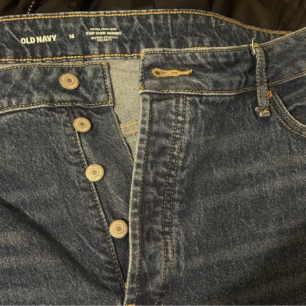 OLD NAVY BLUE DEMIN 
EXTRA HIGH-RISE POP ICON SKINNY